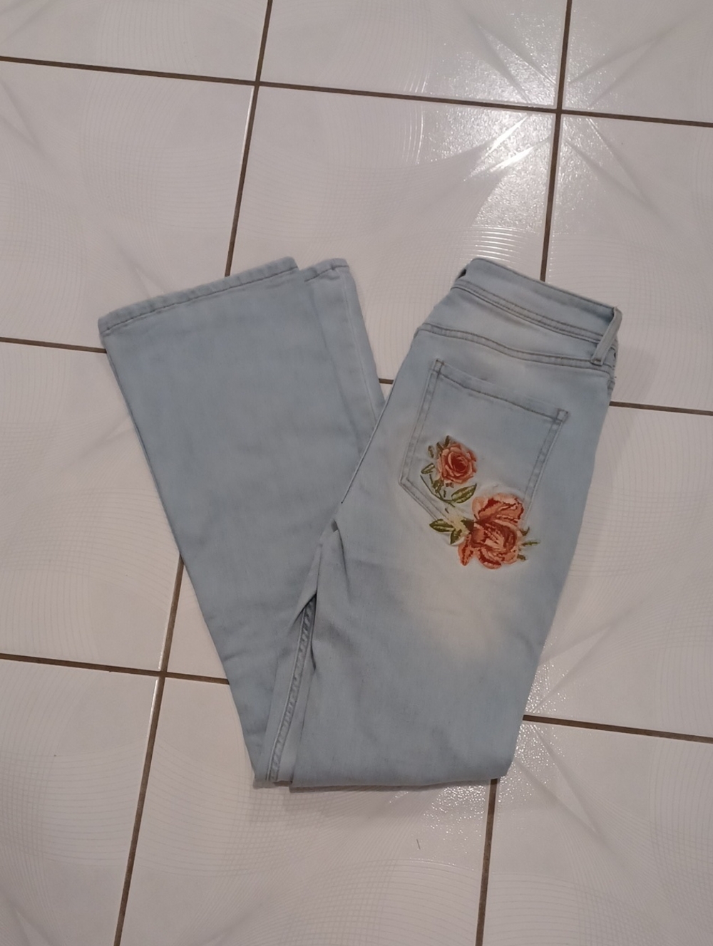 Forever 21 Light Blue Faded Bootcut Jeans with Rose Embroidery - Size 28